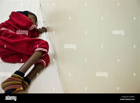 Enfant Africain Maigre Lit Banque De Photographies Et Dimages Haute