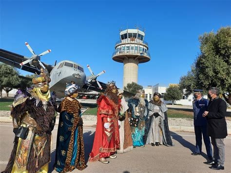 Los Reyes Magos aterrizan en la Base Aérea y recorren los barrios de