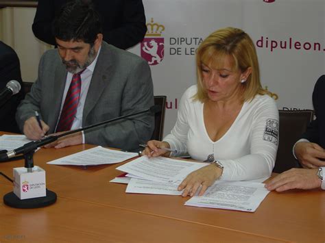 Ángel Penas e Isabel Carrasco durante la firma del convenio entre la