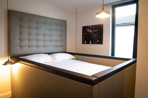 Stepmom Shared My Hotel Bed: The Uncomfortable Truth. Image 1