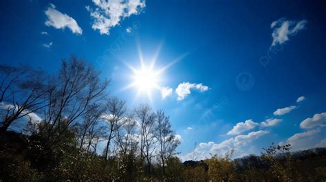 雲と青空の太陽イラスト 青い空と太陽 直射日光のhd写真の写真 クラウド背景画像素材無料ダウンロード Pngtree