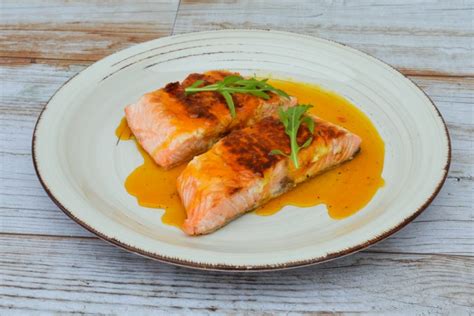 Salmón a la plancha con salsa de naranja Los Fogones de Tona Anxo