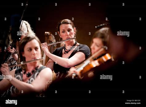 Women Playing Flute Banque De Photographies Et Dimages à Haute Résolution Alamy