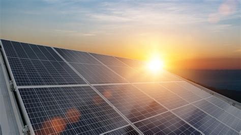 Sistema de painéis solares Painéis fotovoltaicos no telhado Conceito de