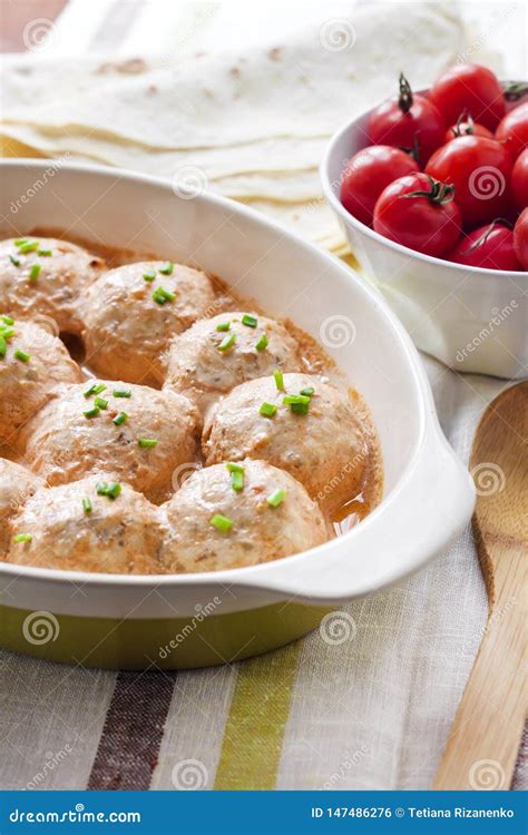 Alb Ndigas De Chacken Cocidas En Salsa De Tomate Cremosa Foto De