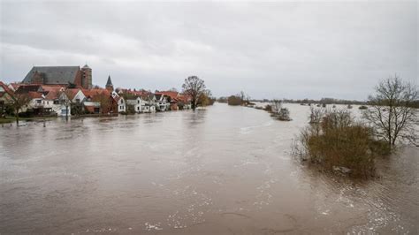 Hochwasser in Deutschland: Sorge vor neuem Regen - angespannte Lage ...