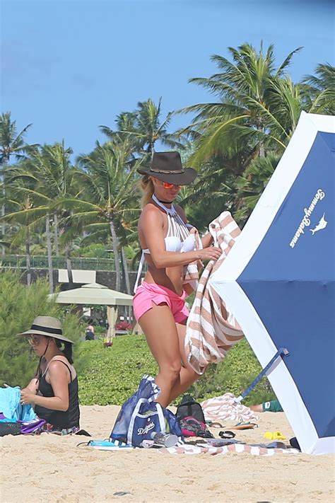 Britney Spears Wearing A Bikini On A Beach In Hawaii