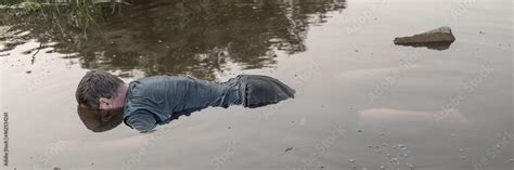 Foto De The Body Of A Man Who Drowned Lying Face Down In The Water