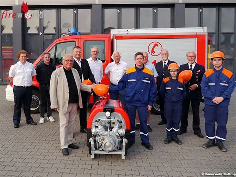 D Jugendfeuerwehr freut sich über neue Helme und eine Fahrzeugpumpe