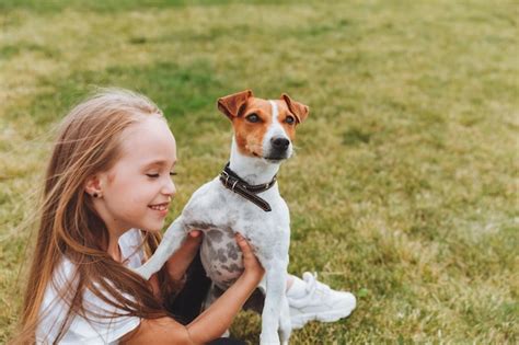 Une Petite Fille Embrasse Et Treint Son Chien Terrier Jack Russell