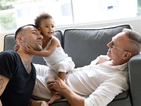 Graças aos que militaram eu posso ter minha família diz apresentador gay Quem QUEM News