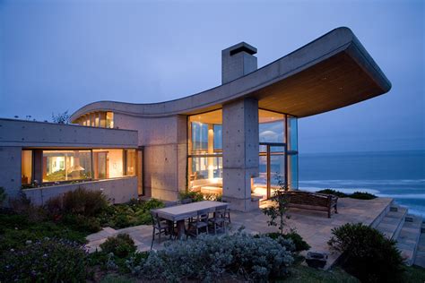 A Beachfront House by Raimundo Anguita in Chile