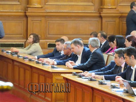 И Пеевски вече гласува против Гешев