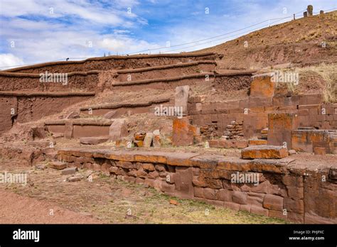 La Entrada A La Pirámide De Akapana En Tiwanaku Un Antiguo Sitio