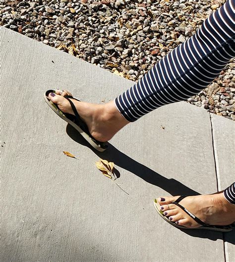 MILF Toes And Toe Rings Scrolller