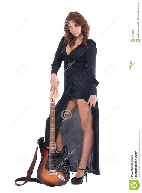 Retrato Da Mulher No Vestido Preto Guitarra Imagem De Stock