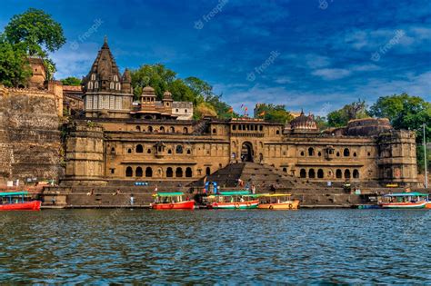 Premium Photo Landscape View Of Huge Maheshwar Fort Or Ahilya Fort