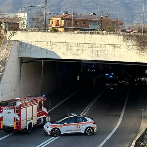 Scontro In Galleria A Ponte San Pietro Asse Chiuso Due Ore Ferito Un