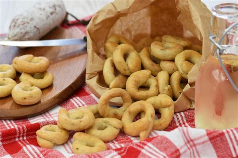 Taralli Pugliesi Fatti In Casa Ricetta Semplice Tuorlo Rosso