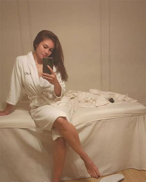 Mirror Selfie Wulan Guritno Berbalut Kimono Spa Bikin Netizen Halu Hot Mom Makin Menggoda