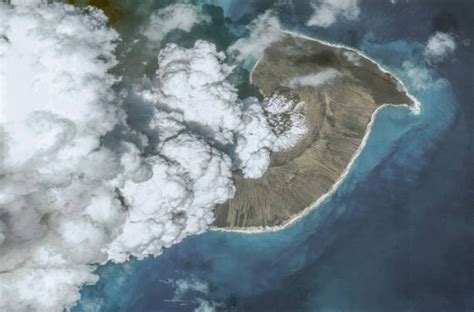 Nueva isla emerge en el Océano Pacífico tras la erupción de un volcán