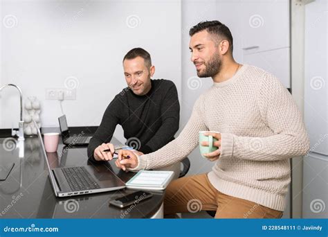 Pareja Gay Trabajando Juntos En Casa Con Sus Laptops Imagen De Archivo Imagen De Junto