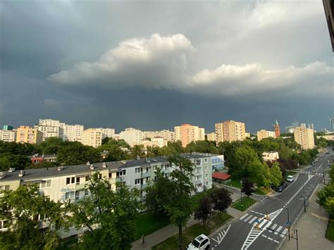 Nad Polską przeszły gwałtowne burze Problemy na lotnisku w Warszawie