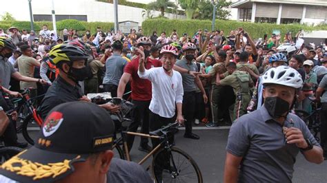 Naik Sepeda Jokowi Sapa Warga Saat Cfd Foto Tempo Co