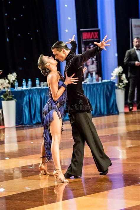 Bailarines Que Bailan La Danza Latina En La Conquista De La Danza Imagen De Archivo Editorial