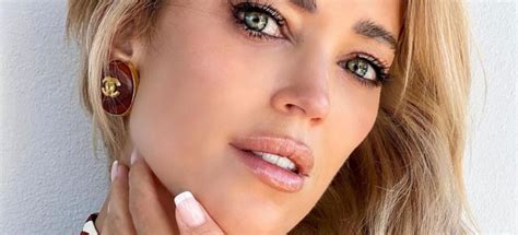 Sylvie Meis Poseert In Rode Minuscule Bikini Op Zwembadrand