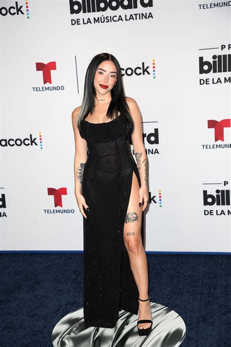 Nicki Nicole y Peso Pluma se besan en la boca a mitad de concierto y él ...