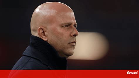 Arne Slot elogia árbitro do Benfica Barcelona Gosto de ver estas