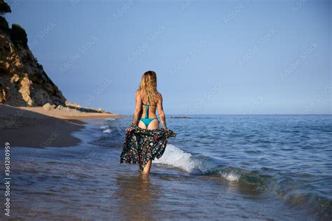 Mujer Joven Caminando De Espaldas En La Playa Con Bikini Y Camisa Sol Arena Verano Y Calor