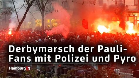 Vor Dem Stadtderby FC St Pauli Fans Mit Fanmarsch Zum Millerntor