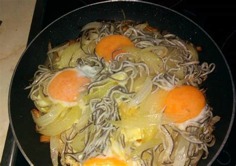 Huevos estrellados con gulas, patatas y cebolla Receta de Pilar Rivero - Cookpad