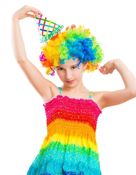 Charmante Petite Fille En Perruque De Clown Multicolore Et Chapeau De