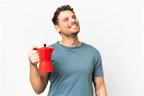 Homem Brasileiro Segurando A Cafeteira Sobre Fundo Branco Isolado