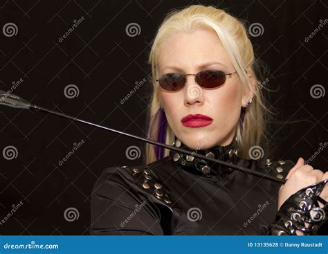 Belle Jeune Femme Blonde Avec Des Lunettes De Soleil Photo Stock Image Du Oeil Teint 13135628