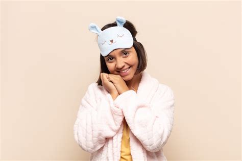 Joven latina que se siente enamorada y se ve linda adorable y feliz sonriendo románticamente