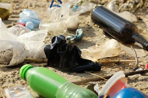 Lixo Espalhado Na Praia Problema De Polui O Ambiental Foto Premium