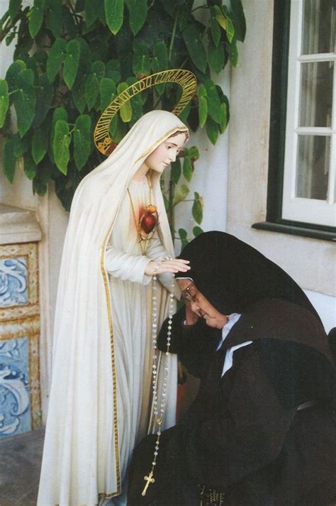 Sr Lucia Of Fatima In A Prayer A Front Of The Statue Of Immaculate