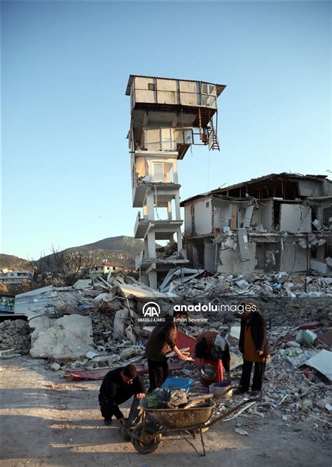 Hatay da depremde çöken binanın ek yapısı ayakta kaldı Anadolu Ajansı