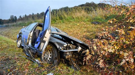 Hessen Illegales Autorennen Bmw Berschl Gt Sich Und Kracht Gegen Baum