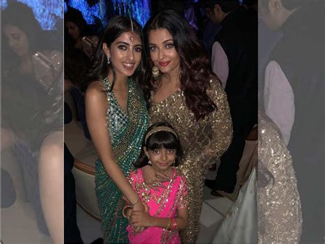 Photo Aaradhya Bachchan Strikes A Pose With Mother Aishwarya Rai