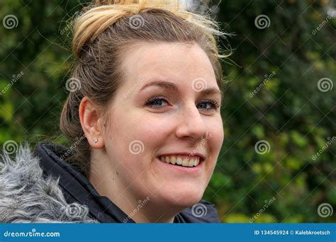 Femme Blonde Naturelle Mignonne Souriant Avec Les Dents Blanches Parfaites Et La Peau