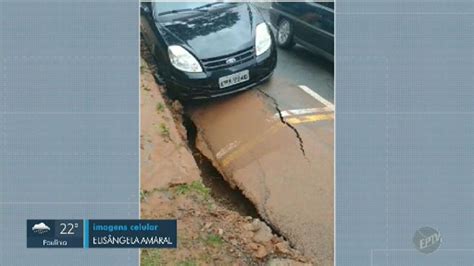 Carro é engolido por buraco após rompimento de adutora em Piracicaba