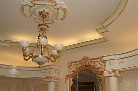Плинтус для натяжного потолка (80 фото): виды, советы по выбору