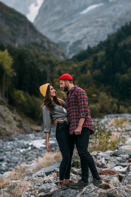 Um Casal Apaixonado Viajando Nas Montanhas Casal Descansando Nas