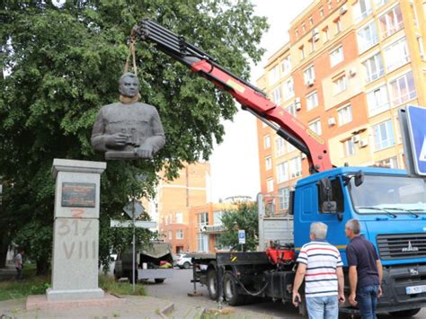 Вчера в Полтаве демонтировали памятник Герою Советского Союза генералу ...
