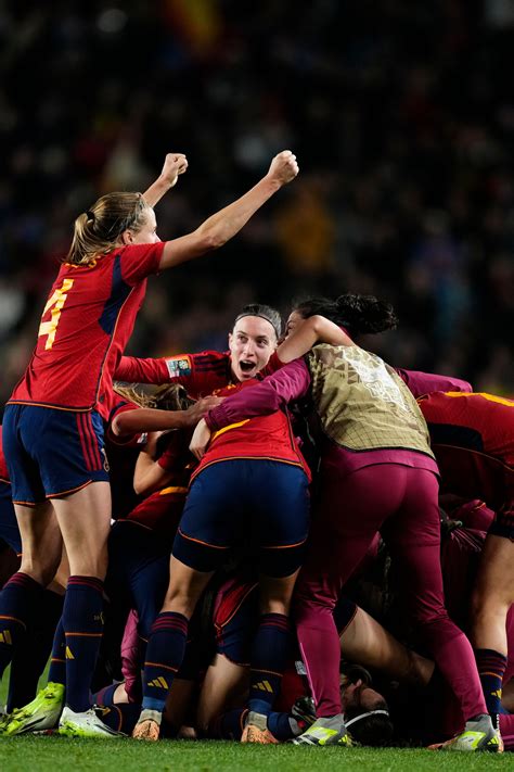 la seleccion espanola femenina de futbol hace historia  se cuela en la